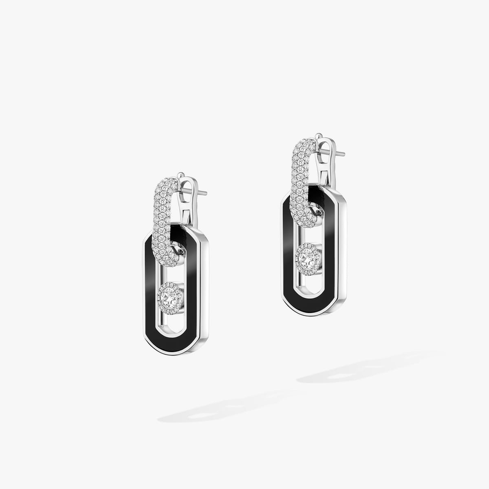 Boucles d'oreilles pendantes So Move onyx Boucles d'oreilles So Move en or blanc 18 carats et onyx, pavées de diamants et serties en leur centre d'un diamant mobile taille brillant, sublimé par un entourage diamants.