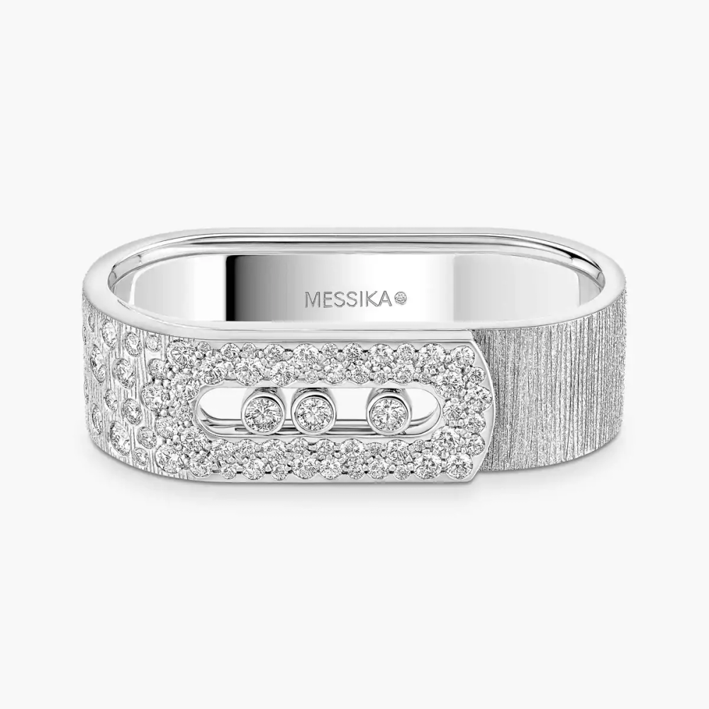 Bague 2 doigts Move Noa ciselée Bague 2 doigts Move Noa en or blanc 18 carats finition ciselée, pavée de diamants et sertie en son centre de trois diamants mobiles taille brillant.