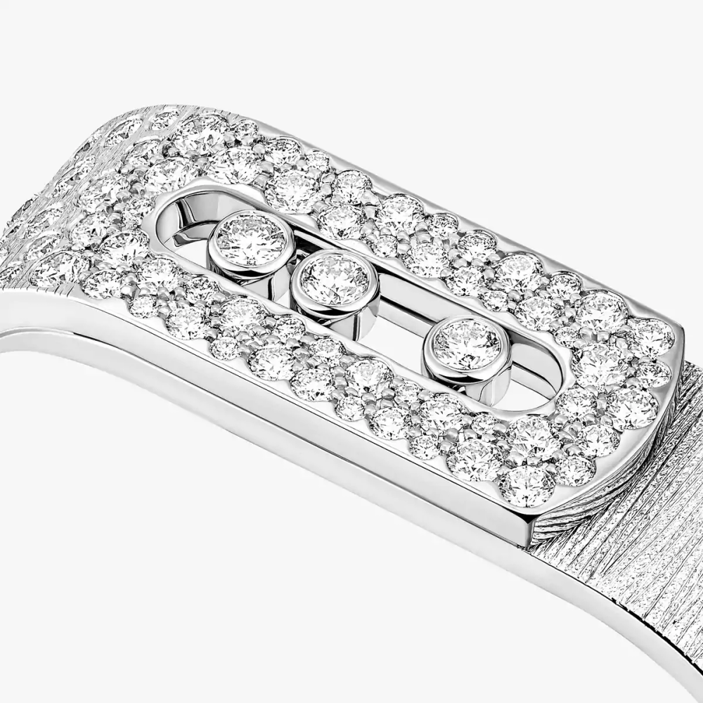 Bague 2 doigts Move Noa ciselée Bague 2 doigts Move Noa en or blanc 18 carats finition ciselée, pavée de diamants et sertie en son centre de trois diamants mobiles taille brillant.