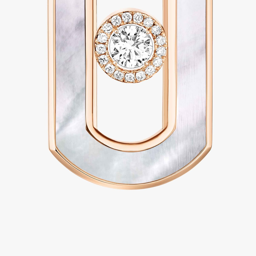 Boucles d'oreilles pendantes So Move nacre blanche Boucles d'oreilles So Move en or rose 18 carats et nacre blanche, pavées de diamants et serties en leur centre d'un diamant mobile taille brillant, sublimé par un entourage diamants.