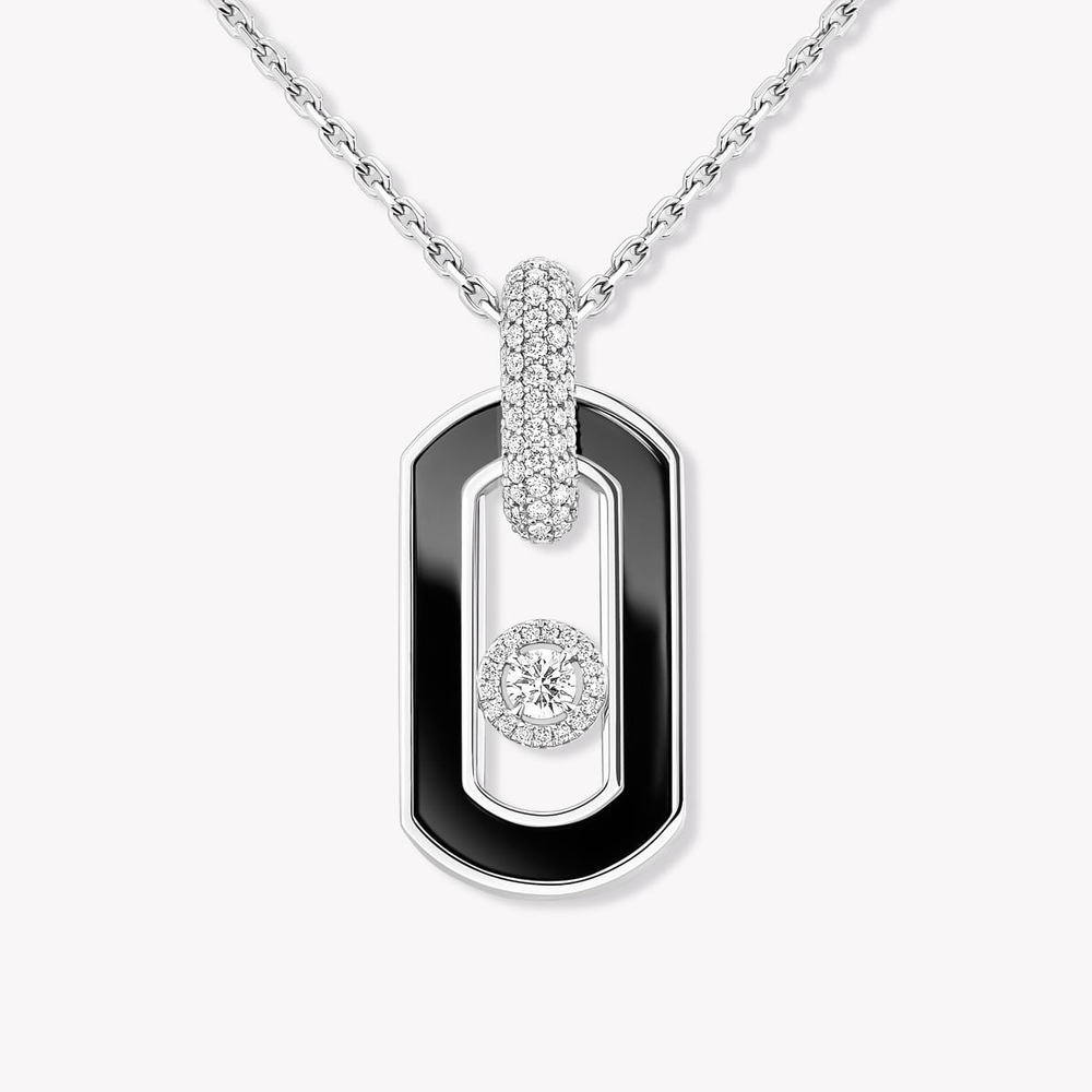 Collier So Move onyx Collier So Move en or blanc 18 carats et onyx, bélière pavée de diamants et motif serti d'un diamant mobile taille brillant, sublimé par un entourage diamants. Ajustable grâce à son fermoir coulissant.