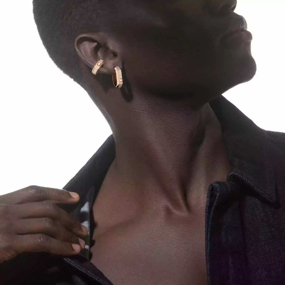 Mono boucle d'oreille Moderniste pavée, moyen modèle